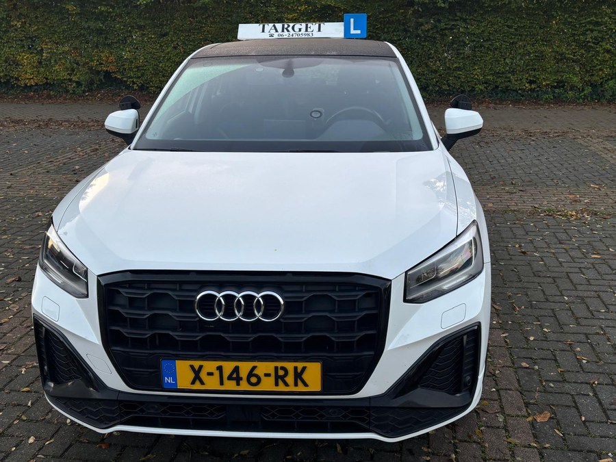 De witte Audi Q2-lesauto van Autorijschool Target, vooraanzicht