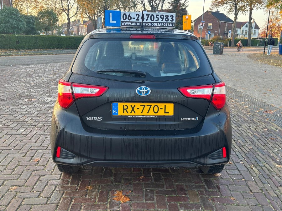 De zwarte Toyota Yaris-lesauto van Autorijschool Target, achteraanzicht