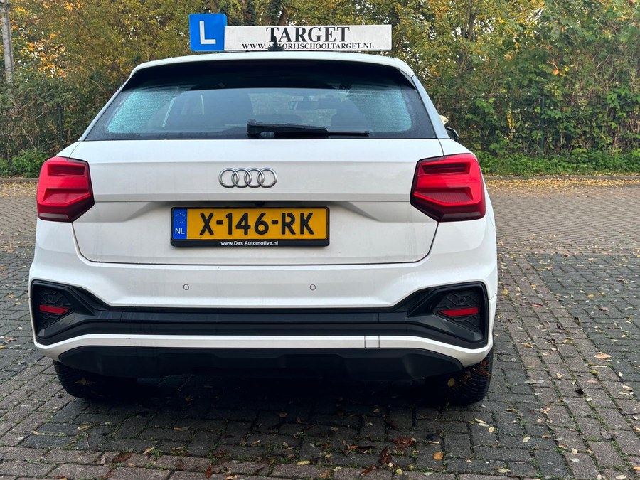 De witte Audi Q2-lesauto van Autorijschool Target, achteraanzicht