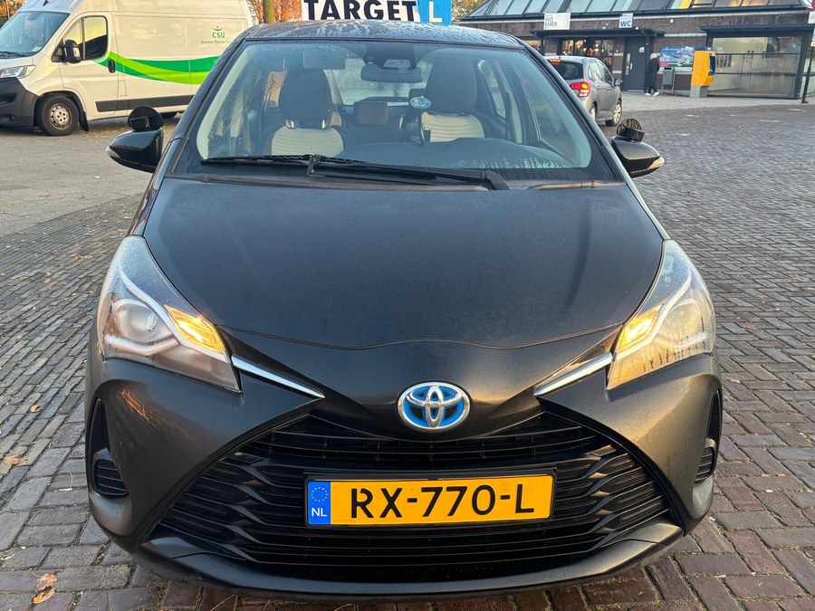 De zwarte Toyota Yaris-lesauto met het TARGET-daklichtbord