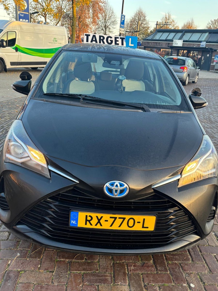 De zwarte Toyota Yaris-lesauto van Autorijschool Target in Tiel