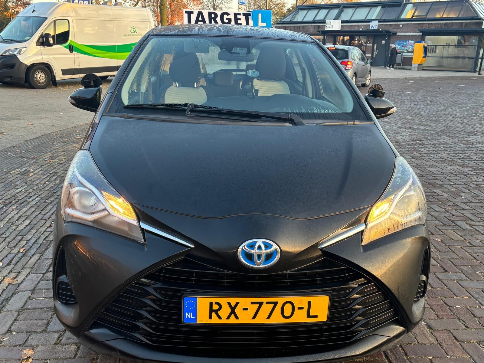 De zwarte Toyota Yaris-lesauto van Autorijschool Target met het TARGET-daklichtbord